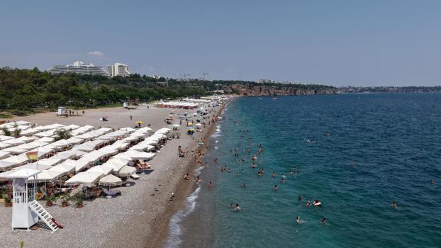 Antalya'da hissedilen sıcaklık 39 derece; tatilciler denizde serinledi