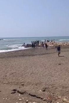 Hatay'da dalgalara kapılan çocuklardan 2'si kurtarıldı, biri kayboldu