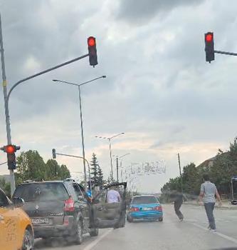 Trafikte tartıştığı kişilerin saldırısına uğrayacağını öne süren sürücü aracıyla kaçtı