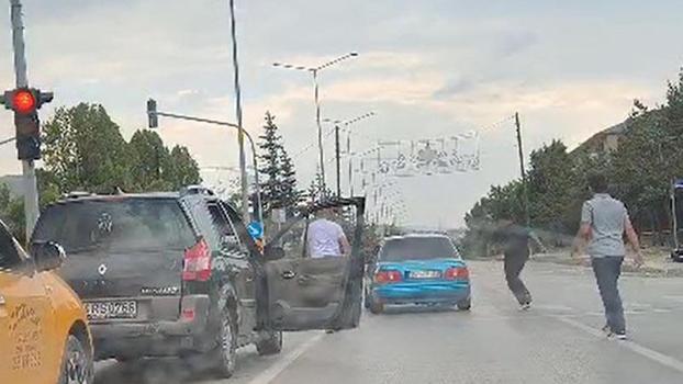 Trafikte tartıştığı kişilerin saldırısına uğrayacağını öne süren sürücü aracıyla kaçtı