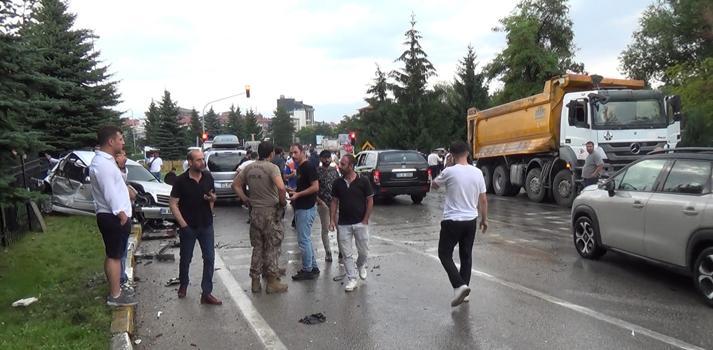 Erzurum’da yağışlı havada zincirleme kaza: 5 yaralı / Ek Fotoğraflar