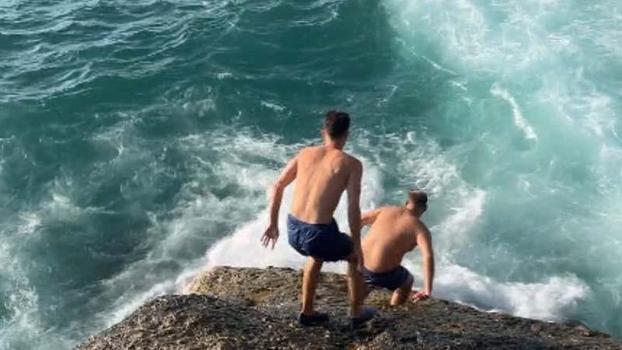 Arnavutköy’de boğulma tehlikesi geçiren kişiyi arkadaşları son anda kurtardı