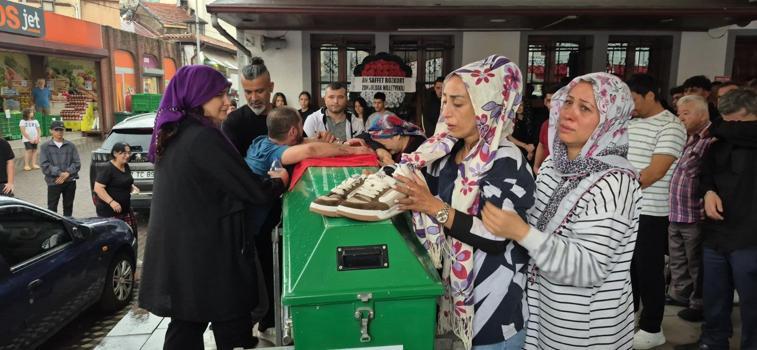 Yan yola düşüp, TIR’a çarpan otomobilin ölen sürücüsü toprağa verildi