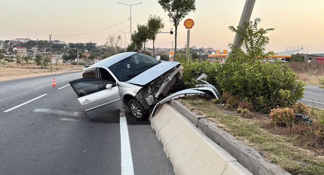 Otomobil, refüjdeki aydınlatma direğine çarptı