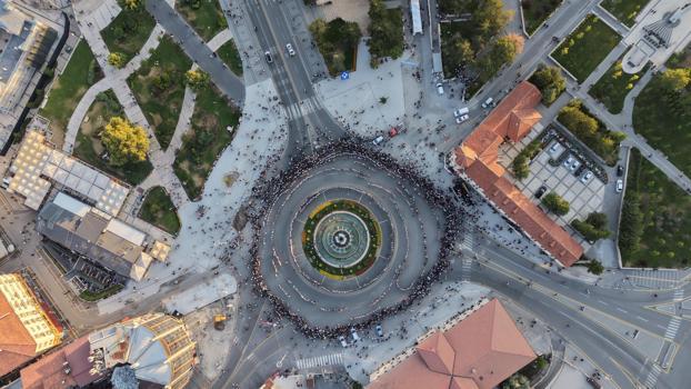 Sivas'ta kent meydanında 1058 kadın aynı anda halay çekti