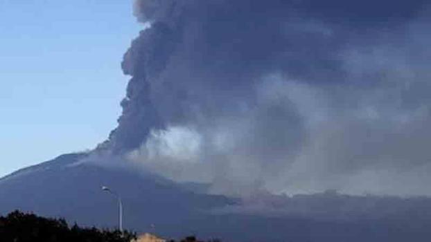Etna Yanardağı kül püskürttü