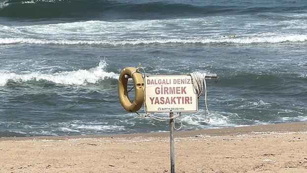 Yasağa rağmen girdikleri denizde boğulma tehlikesi geçiren 37 kişi kurtarıldı