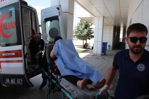 Evinde otururken tüfekle rastgele açılan ateşte yaralandı