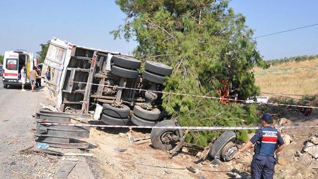 Yolcu otobüsü, kamyona arkadan çarptı: 1 ölü, 7 yaralı