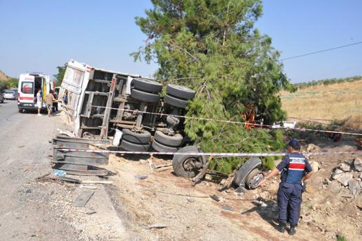 Yolcu otobüsü, kamyona arkadan çarptı: 1 ölü, 7 yaralı