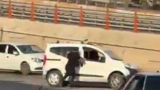 Kavga ettiği kardeşinin aracına tutunup, camdan girmeye çalıştı