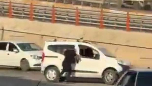Kavga ettiği kardeşinin aracına tutunup, camdan girmeye çalıştı
