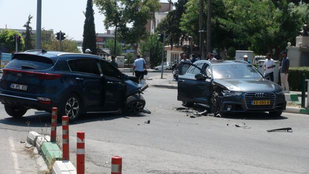 Kilis'te otomobiller çarpıştı; 4 yaralı