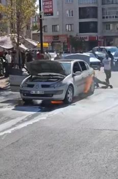 Alev alan otomobile yangın tüpleriyle müdahale ettiler