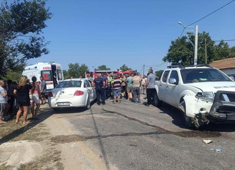 Kamyonet ile otomobil çarpıştı; 3 yaralı