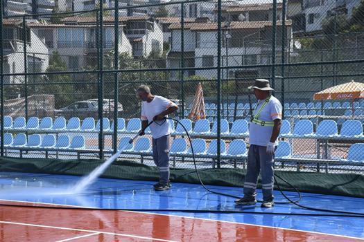 Kuşadası Tenis Kulübü'nde temizlik çalışması