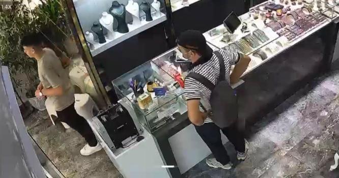Kuyumcudan bilezik çalan şüpheliyi esnaf yakaladı; o anlar kamerada