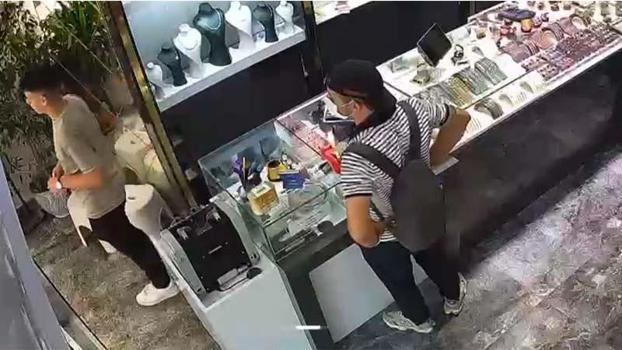 Kuyumcudan bilezik çalan şüpheliyi esnaf yakaladı; o anlar kamerada
