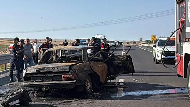 İki otomobilin çarpıştığı kazada araçlardan birinde yangın çıktı: 1 ölü, 2 yaralı