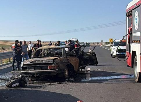 İki otomobilin çarpıştığı kazada araçlardan birinde yangın çıktı: 1 ölü, 2 yaralı