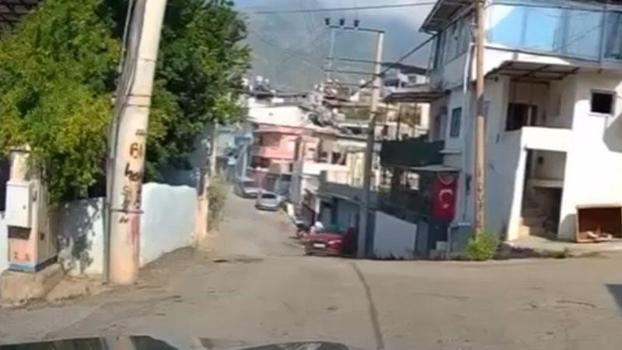 Sürücüsünün yol vermek için geri manevra yaptığı otomobil duvara çarptı; kaza kamerada