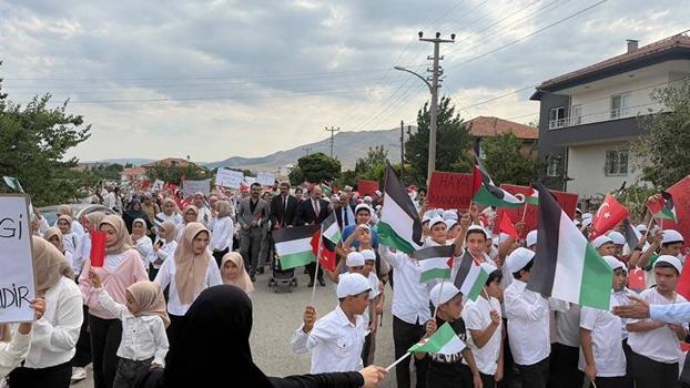 Kur’an kursu öğrencilerinden Gazze'ye destek yürüyüşü
