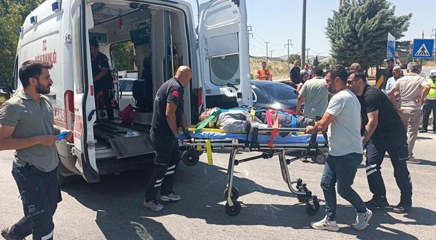 Otomobille çarpışan motosikletin sürücüsü yaralandı