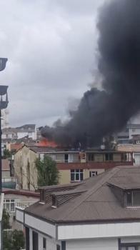 Arnavutköy'de 3 katlı binanın çatısında yangın -1