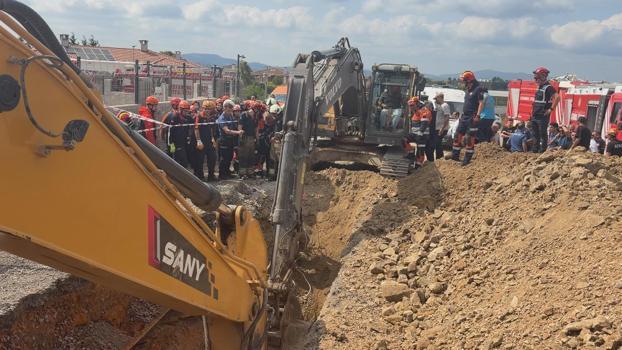 Tuzla'da inşaat alanında göçük; 1 işçi toprak altında kaldı-1