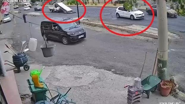 Sürücüsünün ani fren yaptığı kamyonetteki demirler yola saçıldı; o anlar kamerada
