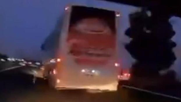 Otobüs aniden şerit değiştirdi, kaza yapan otomobildekilerin yaşadığı korku kameraya yansıdı