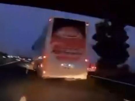 Otobüs aniden şerit değiştirdi, kaza yapan otomobildekilerin yaşadığı korku kameraya yansıdı