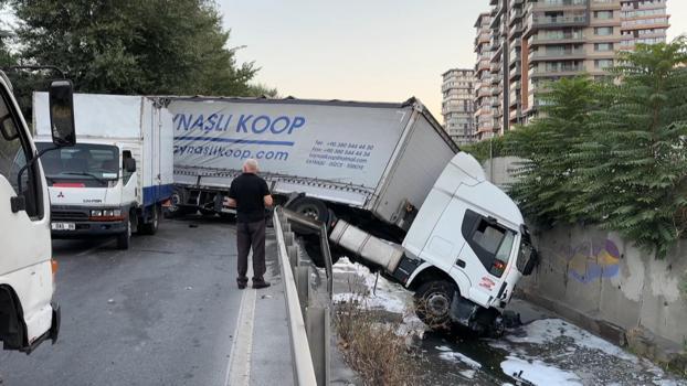 Esenler’de kumaş yüklü TIR, dere yatağına düştü: 1 yaralı