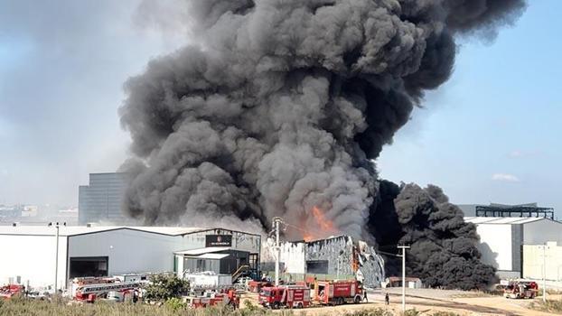 Kocaeli’de depodaki yangın, bitişiğindekine sıçradı
