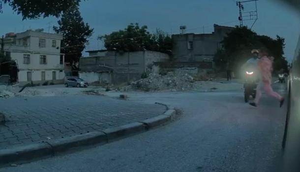 Motosikletin çarptığı kadın, ayağa kalkıp koşarak uzaklaştı