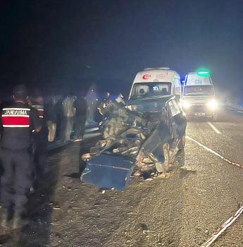 Traktörün römorkuna çarpan otomobildeki çift öldü
