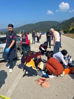 Otomobil ile kamyon kavşakta çarpıştı; 3 yaralı