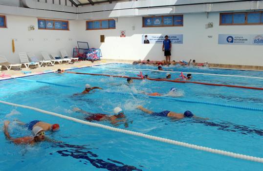 Elmalı ASFİM’de ücretsiz yüzme kursları sürüyor