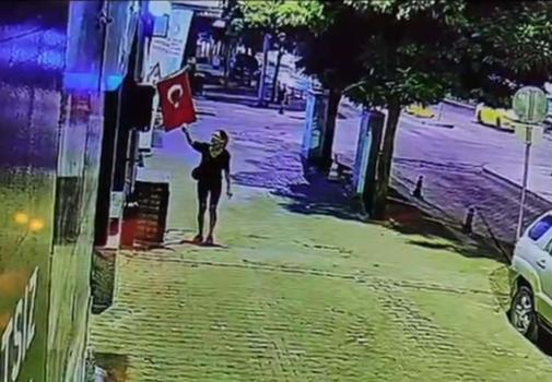 Mağazanın önünde asılı olan Türk bayrağını yakan şüpheli gözaltına alındı