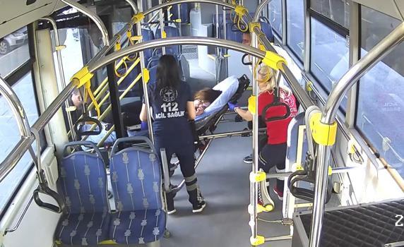 Otobüste fenalaşan yolcuyu hastaneye yetiştirdi