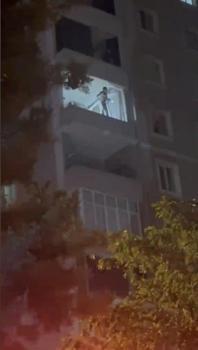 Beylikdüzü’nde balkon duvarına çıkıp dans eden kadın mahalleyi ayağa kaldırdı