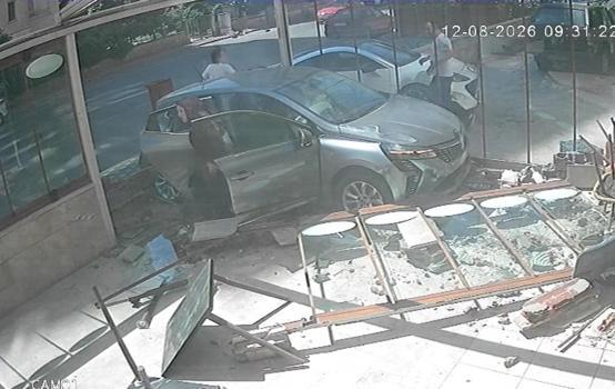 Çarpışan otomobillerden biri fırına girdi