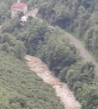 Giresun'da sağanak sele dönüştü; anne ve 2 kızı kayıp