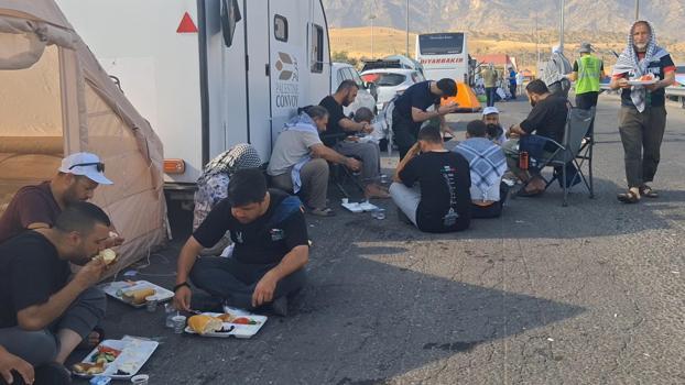 Irak sınırındaki Filistin Konvoyu’na günlük 3 öğün yemek desteği
