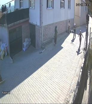 Balkondan düşen kadın hayatını kaybetti, olay kamerada