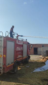40 ton saman balyası yandı