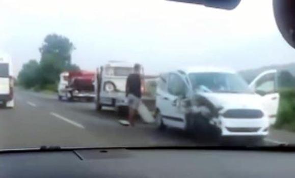Hafif ticari araç ile otomobil çarpıştı; 1 çocuk öldü, 4 yaralı