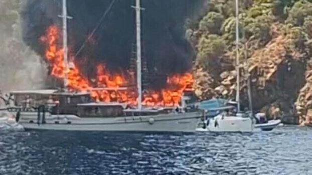 Fethiye’de koydaki tekne yandı, 115 yolcu suya atladı