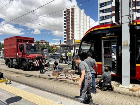Tramvayın altında kalıp ağır yaralandı