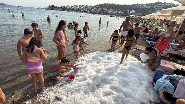 Bodrum’da sahile dökülen 2 ton buzla serinlediler